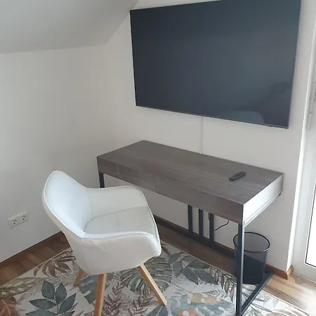 & Business - 3-bedroom House Apartamento